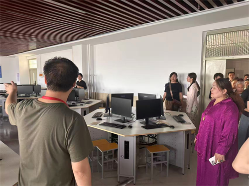 校园寻迹承师韵，家校同铭毕业情