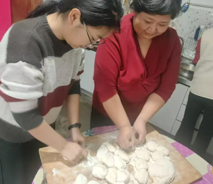 孝老爱亲传佳话,弘扬美德树新风——感恩教育