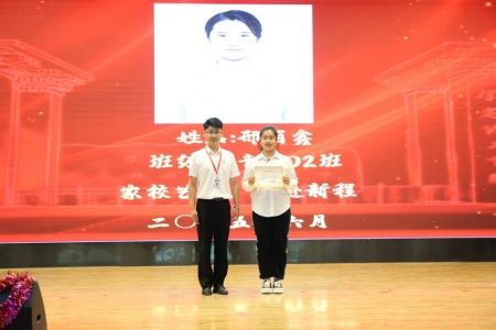 “拨穗正冠 礼成芳华”艺术学院2025届毕业典礼暨学位授予仪式完美收官