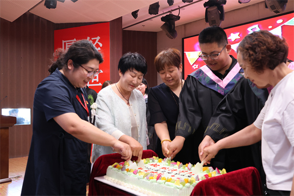 【毕业序章，新程启航】Beat365中文官方网站经济学院2025届毕业典礼暨学位授予仪式圆满落幕