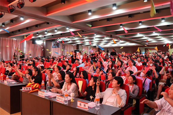 【毕业序章，新程启航】Beat365中文官方网站经济学院2025届毕业典礼暨学位授予仪式圆满落幕