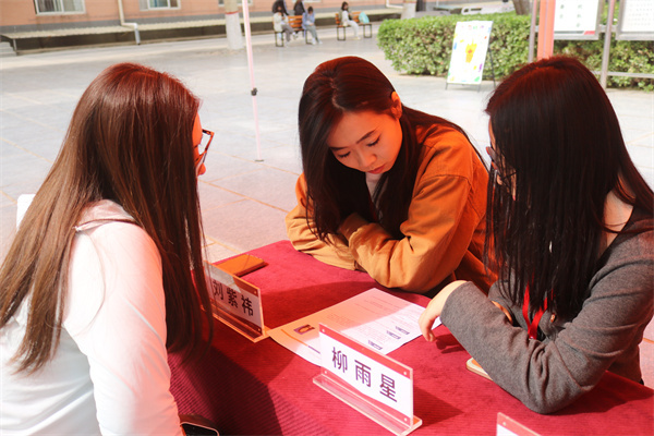 【精准赋能，职通未来】党建引领促就业，简历义诊暖生心——经济学院2025届毕业生求职简历义诊活动圆满结束