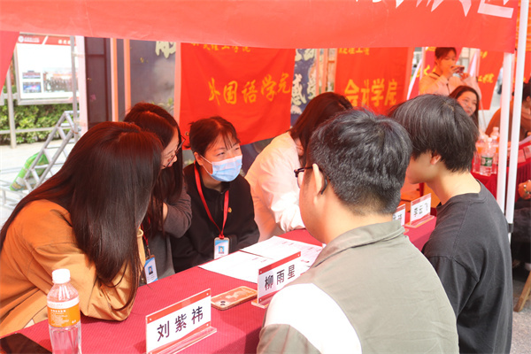 【精准赋能，职通未来】党建引领促就业，简历义诊暖生心——经济学院2025届毕业生求职简历义诊活动圆满结束