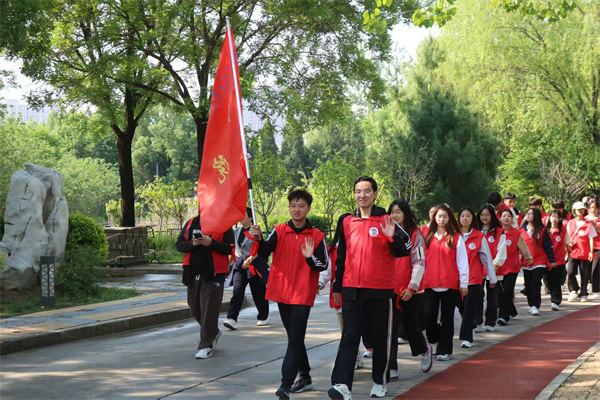【公益同行，青春奋进】经济学院学生积极参与保定市红十字会2025第七届公益徒步行