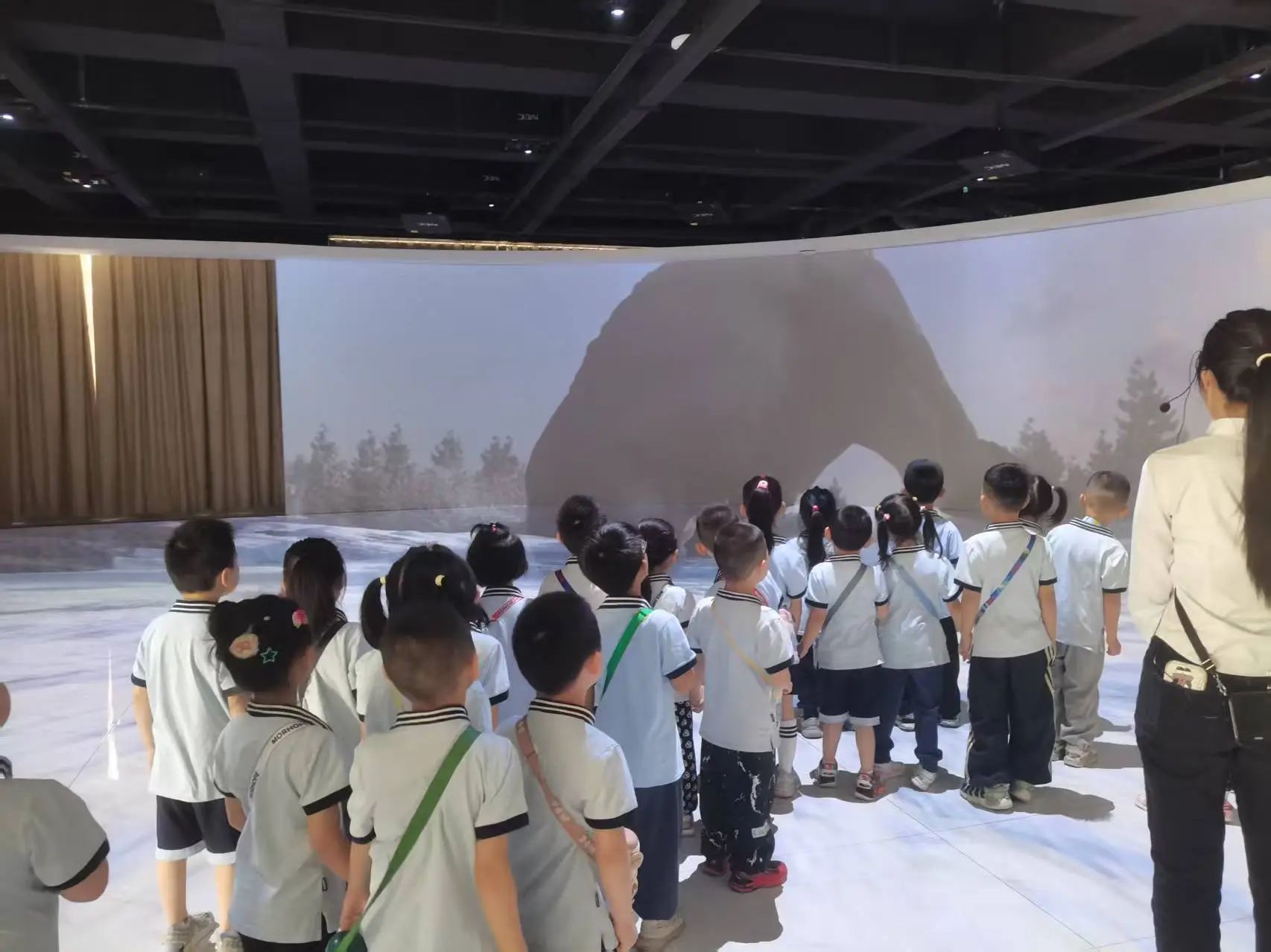 Beat365中文官方网站||教育学院||童心探学府，萌趣启新程——史庄实验幼儿园走进Beat365中文官方网站参观研学