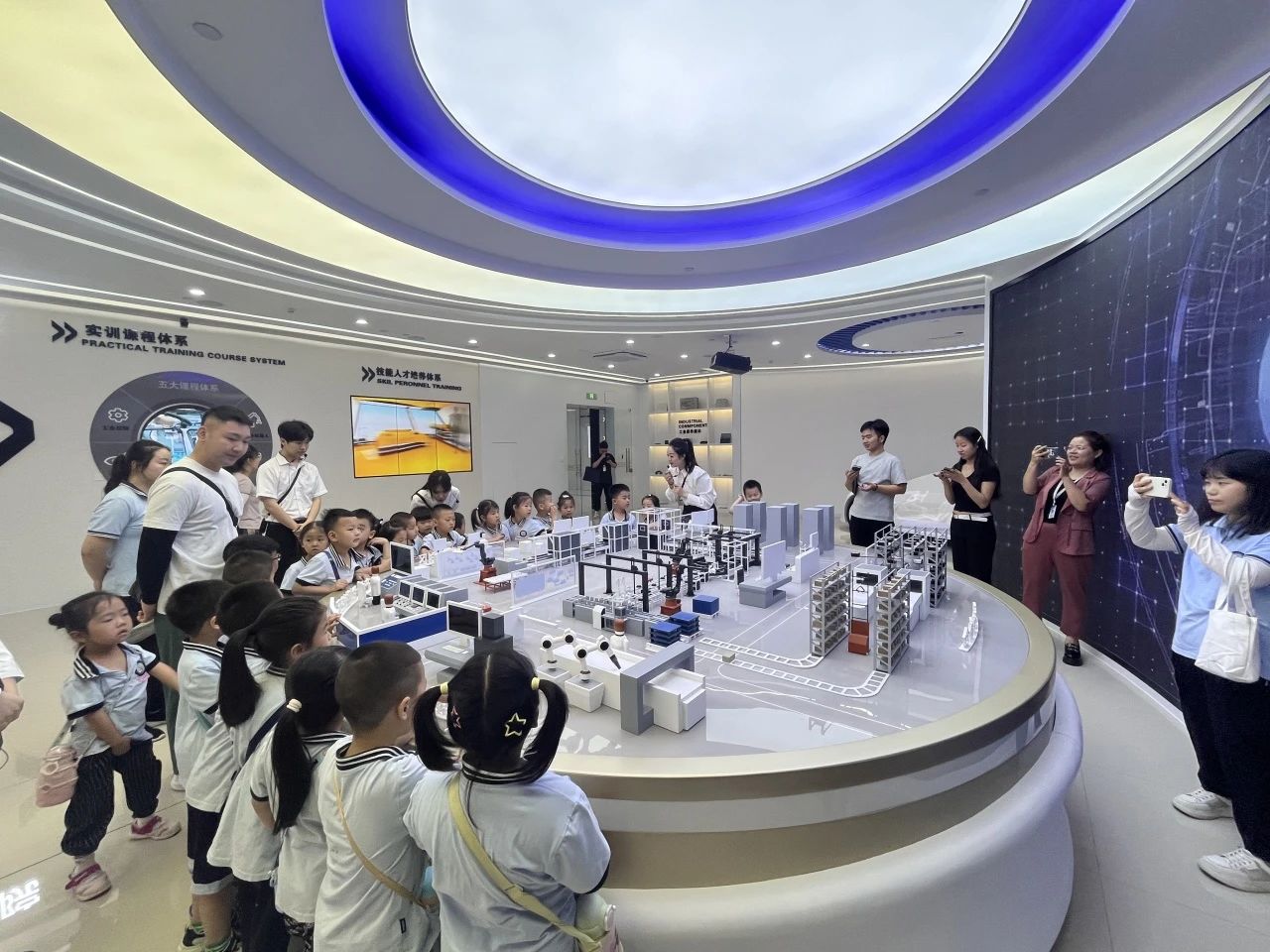 Beat365中文官方网站||教育学院||童心探学府，萌趣启新程——史庄实验幼儿园走进Beat365中文官方网站参观研学