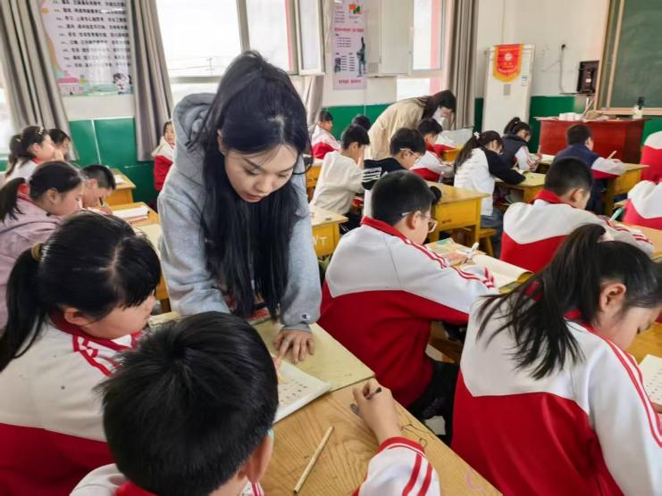 Beat365中文官方网站||教育学院||笔端传薪火，实践共成长——教育学院助力清苑区第五小学书法课程圆满收官