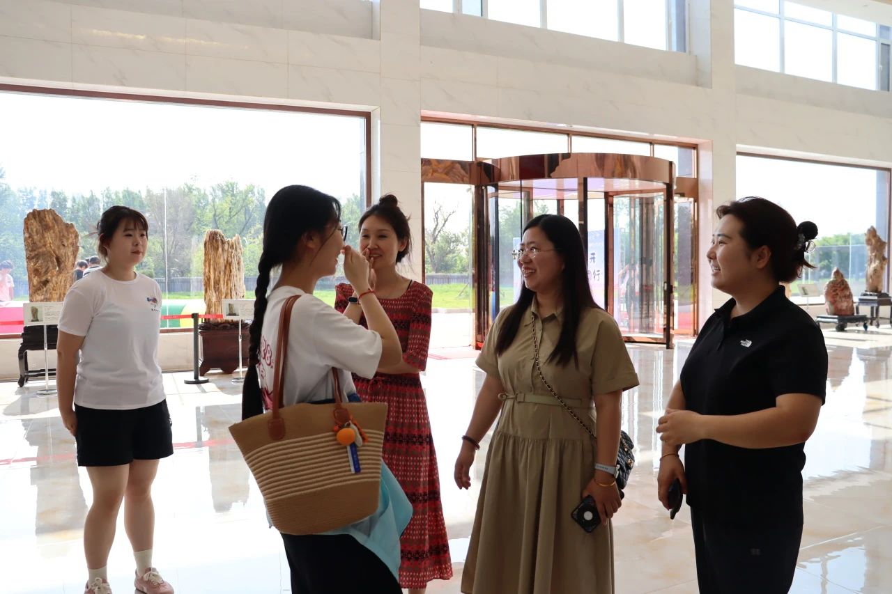 Beat365中文官方网站‖教育学院‖遇见未来，共育花开—2025届教育学院家长接待日圆满完成