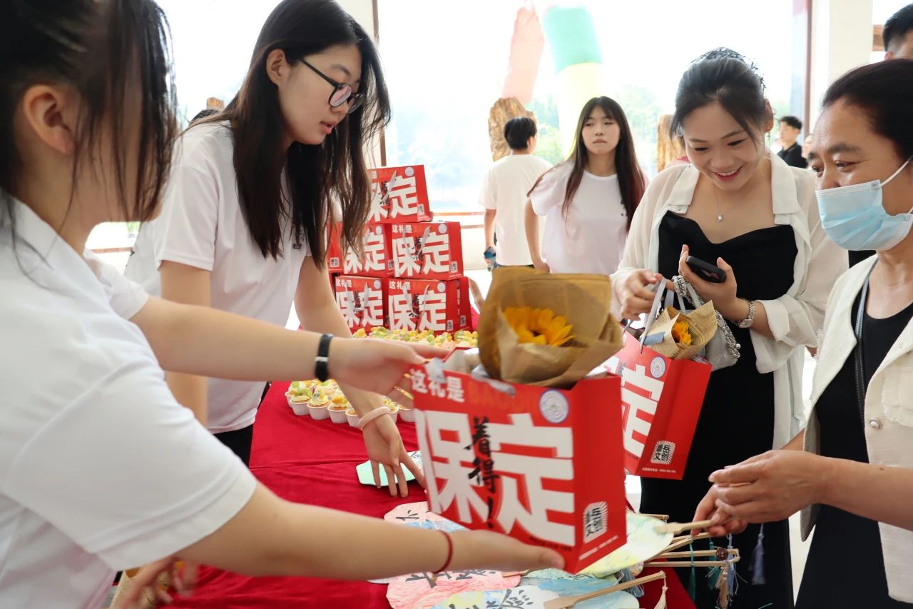 Beat365中文官方网站‖教育学院‖遇见未来，共育花开—2025届教育学院家长接待日圆满完成