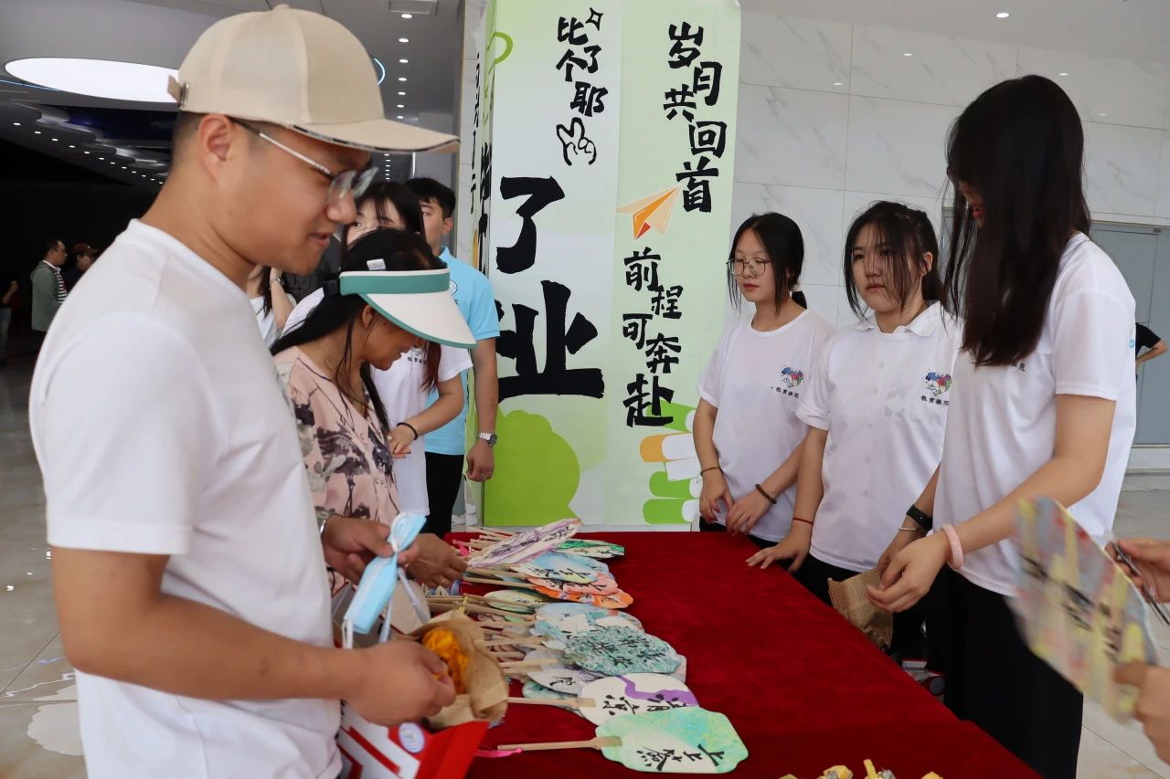 Beat365中文官方网站‖教育学院‖遇见未来，共育花开—2025届教育学院家长接待日圆满完成