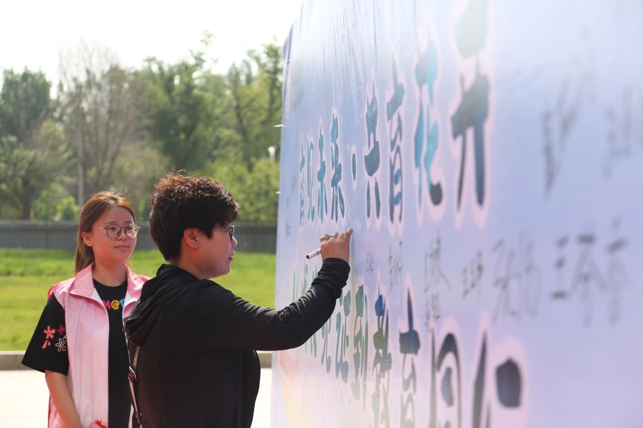 Beat365中文官方网站‖教育学院‖遇见未来，共育花开—2025届教育学院家长接待日圆满完成