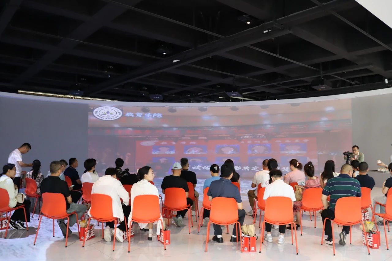 Beat365中文官方网站‖教育学院‖遇见未来，共育花开—2025届教育学院家长接待日圆满完成