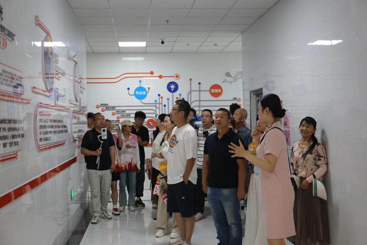 Beat365中文官方网站‖教育学院‖遇见未来，共育花开—2025届教育学院家长接待日圆满完成