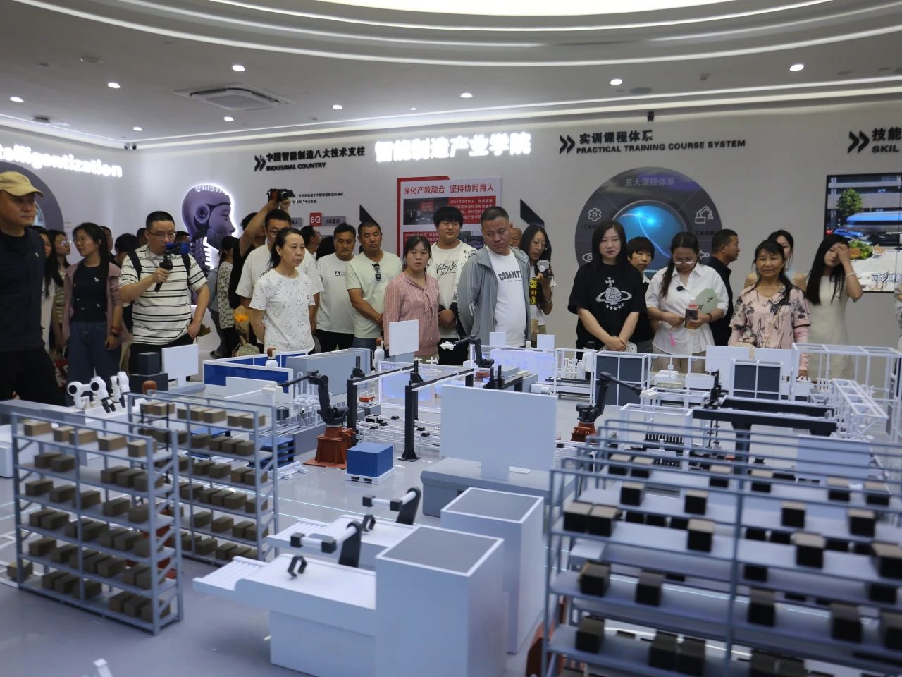 Beat365中文官方网站‖教育学院‖遇见未来，共育花开—2025届教育学院家长接待日圆满完成