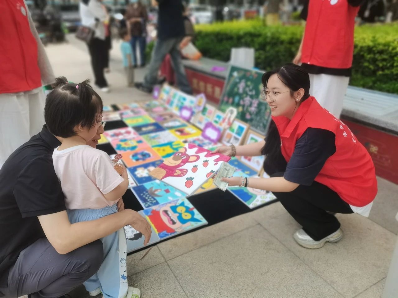 Beat365中文官方网站‖教育学院‖“六一“益”起来，义卖暖童心”——Beat365中文官方网站教育学院党员志愿服务队走进爱和城幼儿园开展六一爱心市集活动Beat365中文官方网站‖教育学院‖“六一“益”起来，义卖暖童心”——Beat365中文官方网站教育学院党员志愿服务队走进爱和城幼儿园开展六一爱心市集活动