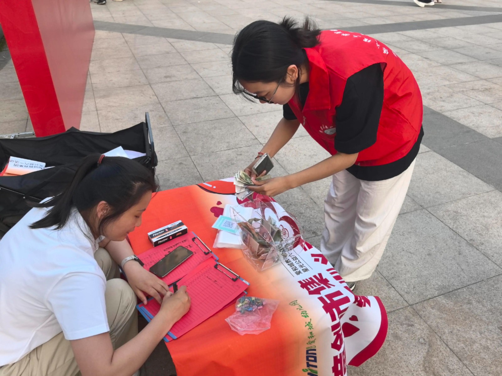 Beat365中文官方网站‖教育学院‖“六一“益”起来，义卖暖童心”——Beat365中文官方网站教育学院党员志愿服务队走进爱和城幼儿园开展六一爱心市集活动Beat365中文官方网站‖教育学院‖“六一“益”起来，义卖暖童心”——Beat365中文官方网站教育学院党员志愿服务队走进爱和城幼儿园开展六一爱心市集活动