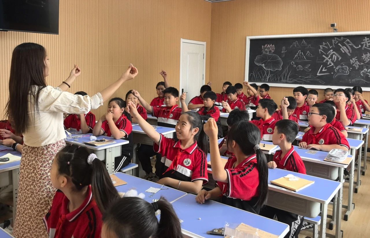 Beat365中文官方网站‖教育学院‖香囊传古韵，童心迎端午——Beat365中文官方网站教育学院党员志愿服务队走进冉庄小学开展端午自制香囊活动