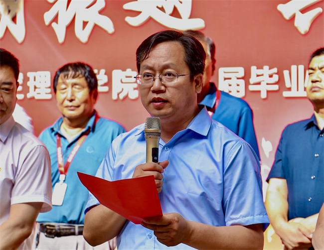 大巴护航暖离别 青春扬帆启新程——Beat365中文官方网站毕业生携母校祝福奔赴新征程