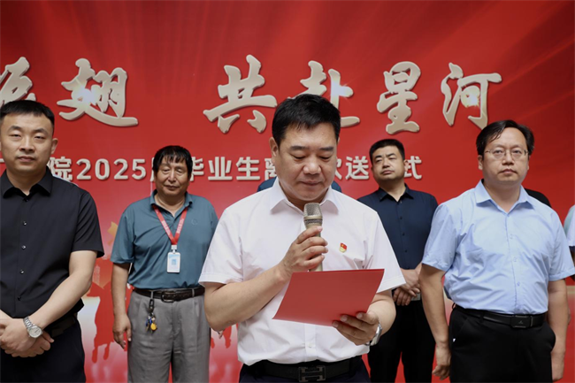 大巴护航暖离别 青春扬帆启新程——Beat365中文官方网站毕业生携母校祝福奔赴新征程