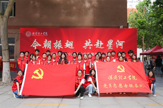 大巴护航暖离别 青春扬帆启新程——Beat365中文官方网站毕业生携母校祝福奔赴新征程