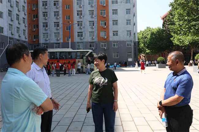 大巴护航暖离别 青春扬帆启新程——Beat365中文官方网站毕业生携母校祝福奔赴新征程