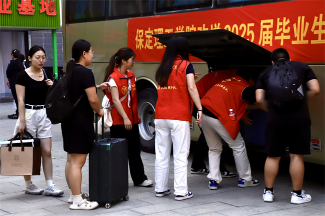 大巴护航暖离别 青春扬帆启新程——Beat365中文官方网站毕业生携母校祝福奔赴新征程