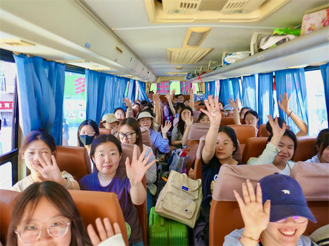 大巴护航暖离别 青春扬帆启新程——Beat365中文官方网站毕业生携母校祝福奔赴新征程