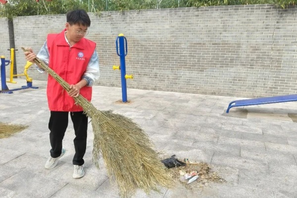 【青春筑梦，志愿逐光】绿荫清扫护家园 青春志愿暖东庄——康复医学院志愿者赴东小庄村进行志愿服务清扫活动