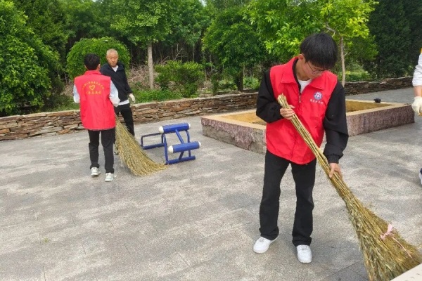 【青春筑梦，志愿逐光】绿荫清扫护家园 青春志愿暖东庄——康复医学院志愿者赴东小庄村进行志愿服务清扫活动