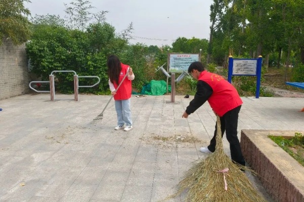 【青春筑梦，志愿逐光】绿荫清扫护家园 青春志愿暖东庄——康复医学院志愿者赴东小庄村进行志愿服务清扫活动