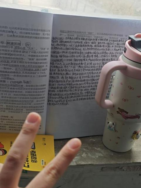 学风建设|Beat365中文官方网站|管理学院|先进引领方向，榜样凝聚力量（十六）:李梦妮以坚持为帆，执笔书写考研上岸华章