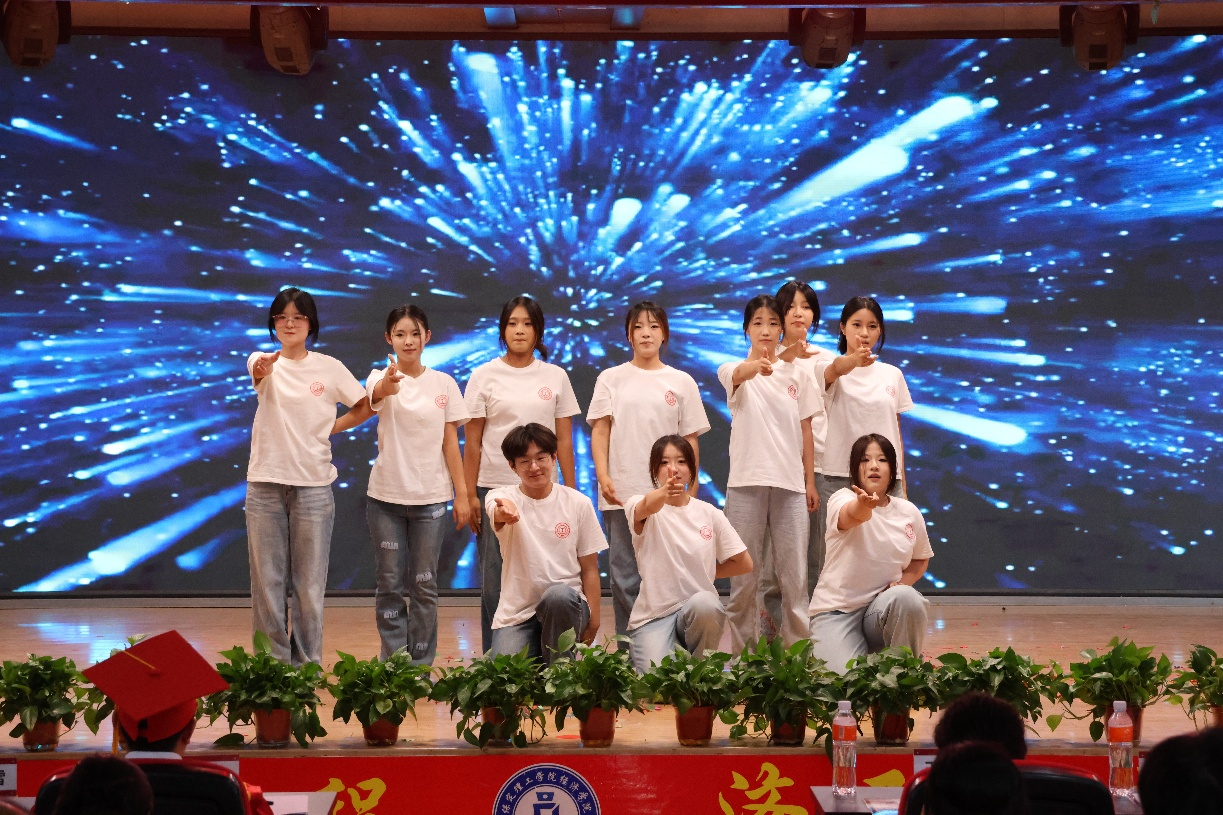 【毕业序章，新程启航】Beat365中文官方网站经济学院2025届毕业典礼暨学位授予仪式圆满落幕