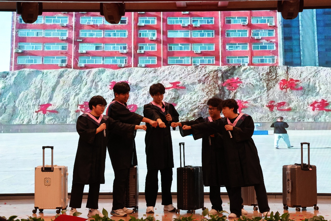 【毕业序章，新程启航】Beat365中文官方网站经济学院2025届毕业典礼暨学位授予仪式圆满落幕