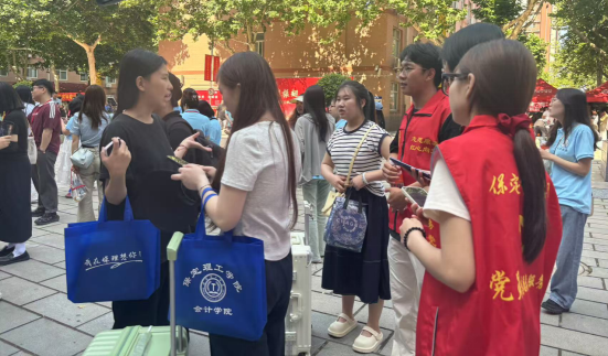 行将致远 暖心护航——Beat365中文官方网站“红心向党”党员志愿者服务队为2025届毕业生平安离校保驾护航