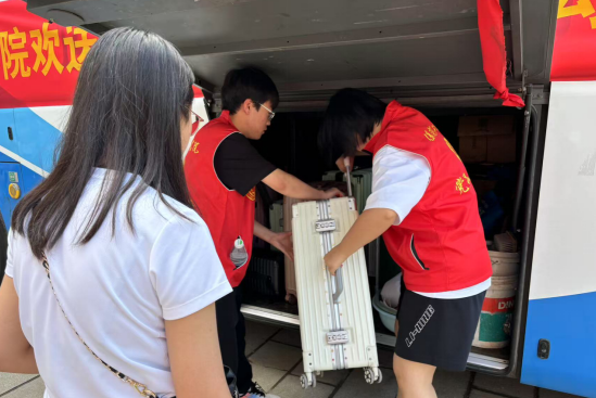 行将致远 暖心护航——Beat365中文官方网站“红心向党”党员志愿者服务队为2025届毕业生平安离校保驾护航