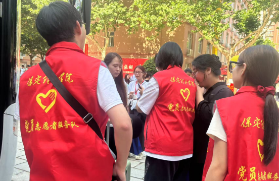 行将致远 暖心护航——Beat365中文官方网站“红心向党”党员志愿者服务队为2025届毕业生平安离校保驾护航