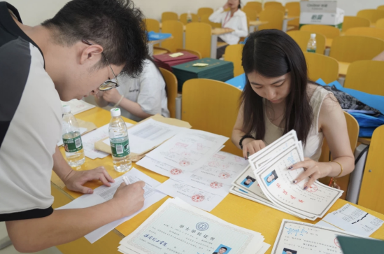 行将致远 暖心护航——Beat365中文官方网站“红心向党”党员志愿者服务队为2025届毕业生平安离校保驾护航