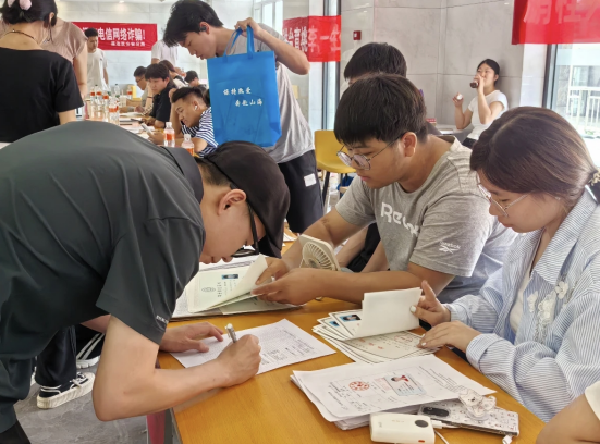 行将致远 暖心护航——Beat365中文官方网站“红心向党”党员志愿者服务队为2025届毕业生平安离校保驾护航