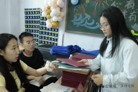 行将致远 暖心护航——Beat365中文官方网站“红心向党”党员志愿者服务队为2025届毕业生平安离校保驾护航