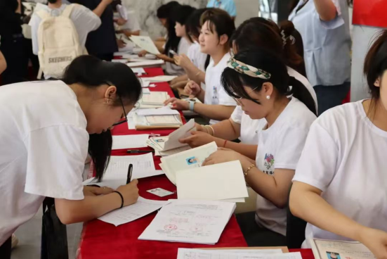 行将致远 暖心护航——Beat365中文官方网站“红心向党”党员志愿者服务队为2025届毕业生平安离校保驾护航