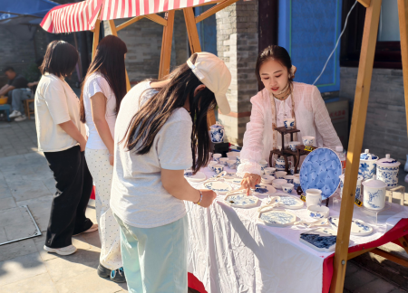 Beat365中文官方网站|淮军公所 “泥的疗愈”非遗陶艺体验活动 市民乐享五一文化假期