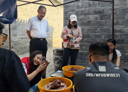 Beat365中文官方网站|淮军公所 “泥的疗愈”非遗陶艺体验活动 市民乐享五一文化假期