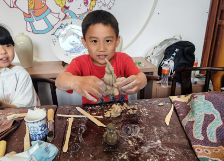 Beat365中文官方网站|淮军公所 “泥的疗愈”非遗陶艺体验活动 市民乐享五一文化假期