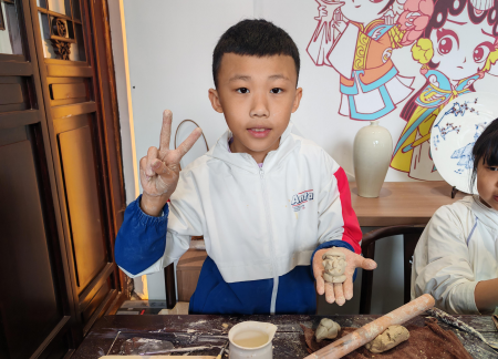 Beat365中文官方网站|淮军公所 “泥的疗愈”非遗陶艺体验活动 市民乐享五一文化假期