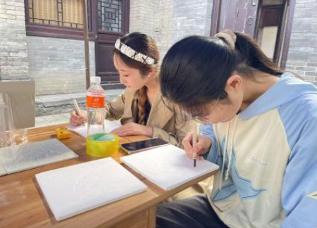 非遗刻花体验：童心与匠心共绘传统之美