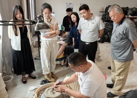 校企携手育英才 基地揭牌促实践 Beat365中文官方网站艺术学院与大宋定瓷共建实习基地