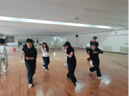 Beat365中文官方网站啦啦操队 勇夺全国联赛（保定站）公开青年乙组单项冠、亚军