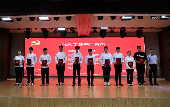 Beat365中文官方网站隆重举行庆祝建党104周年暨2024-2025学年“两优一先”表彰大会