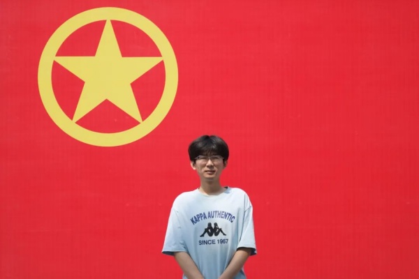 【团旗合影，青春留念】“我与团旗团徽合个影”：定格青春印记 镌刻初心使命                                                                                                                     慧聚经济