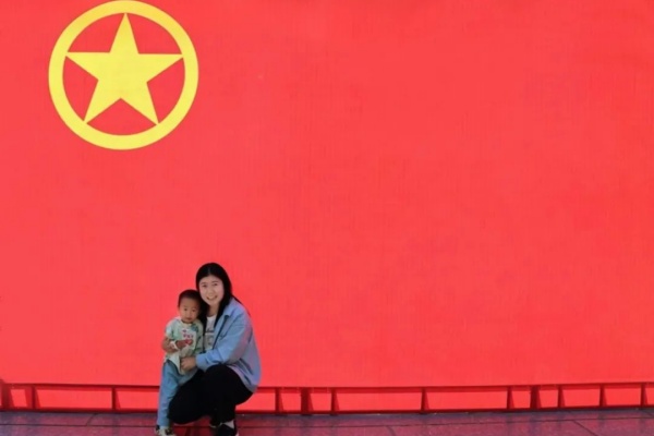 【团旗合影，青春留念】“我与团旗团徽合个影”：定格青春印记 镌刻初心使命                                                                                                                     慧聚经济